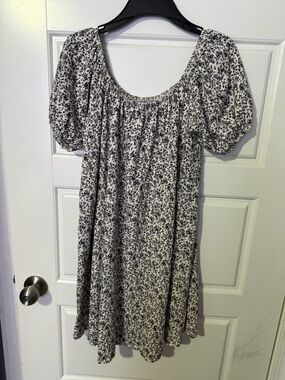 American eagle Black & White Floral Scoop Neck Top